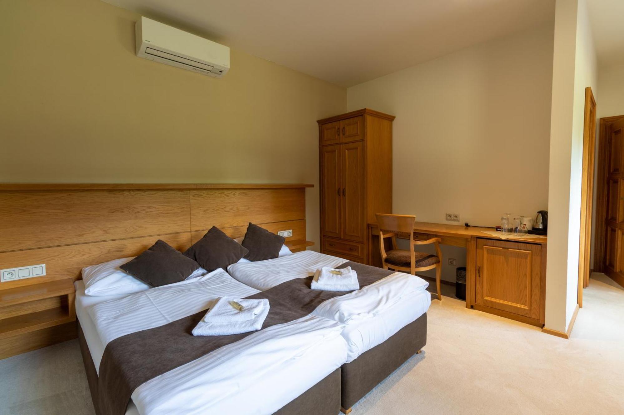 Hotel Resort Lovecka Basta Страконице Екстериор снимка