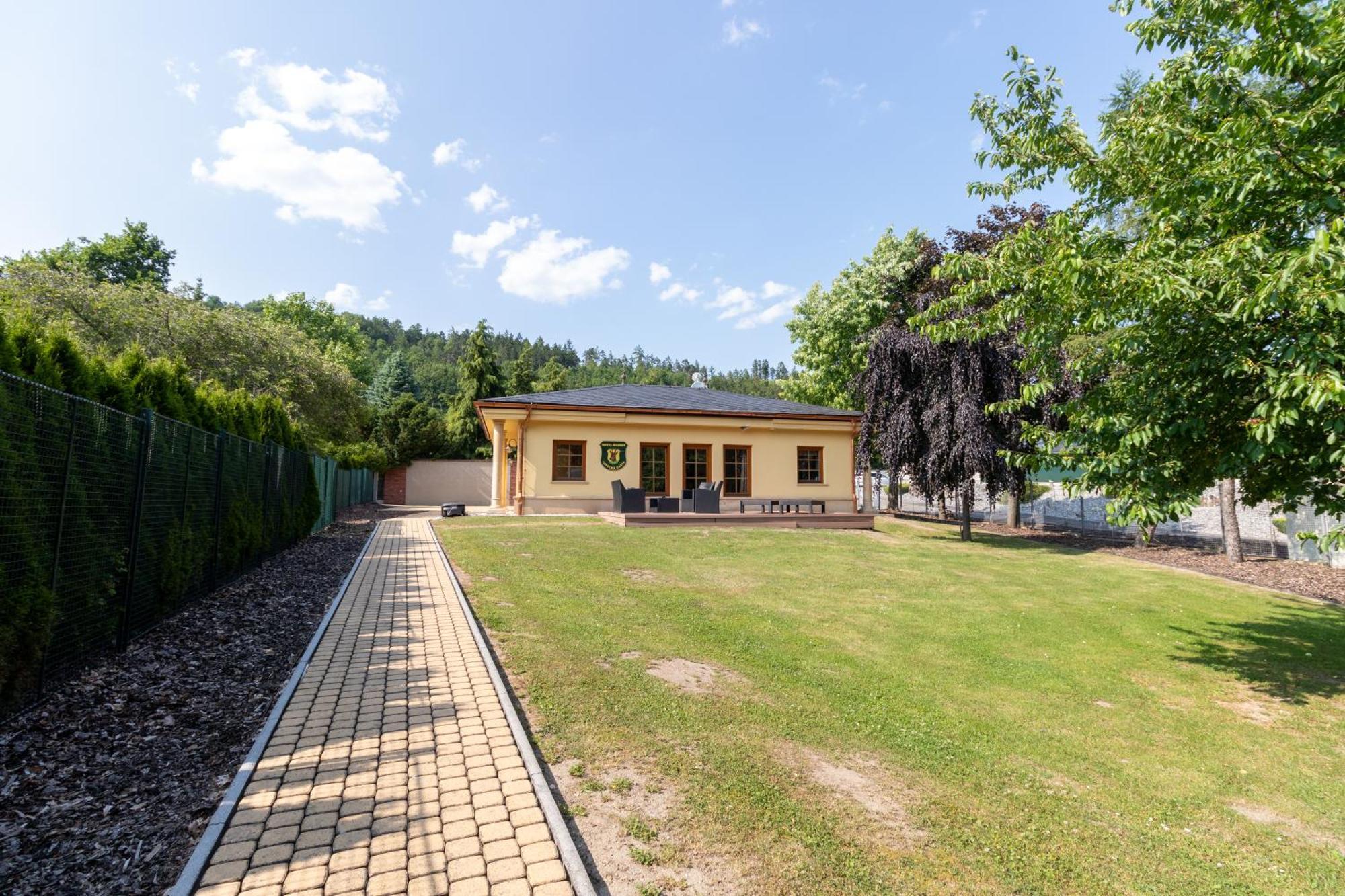 Hotel Resort Lovecka Basta Страконице Екстериор снимка