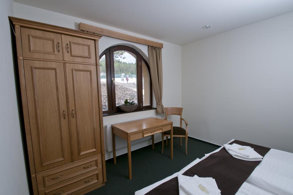 Hotel Resort Lovecka Basta Страконице Екстериор снимка