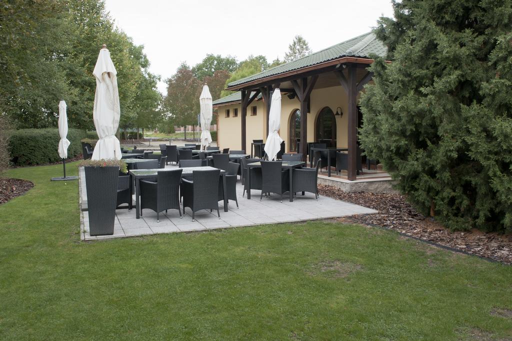 Hotel Resort Lovecka Basta Страконице Екстериор снимка